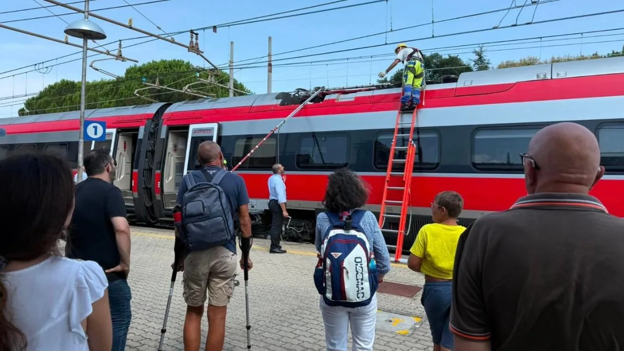 Trains disrupted in Tuscany, power line fault: disruption on the Pisa-Rome line – Live updates