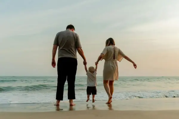 School holidays, decreasing flexibility and increasing stress: this is how the summer of working parents becomes an obstacle course