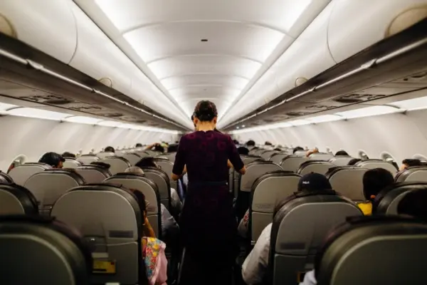 Sudden illness for 6 flight attendants on the Rome-Philadelphia flight: emergency landing