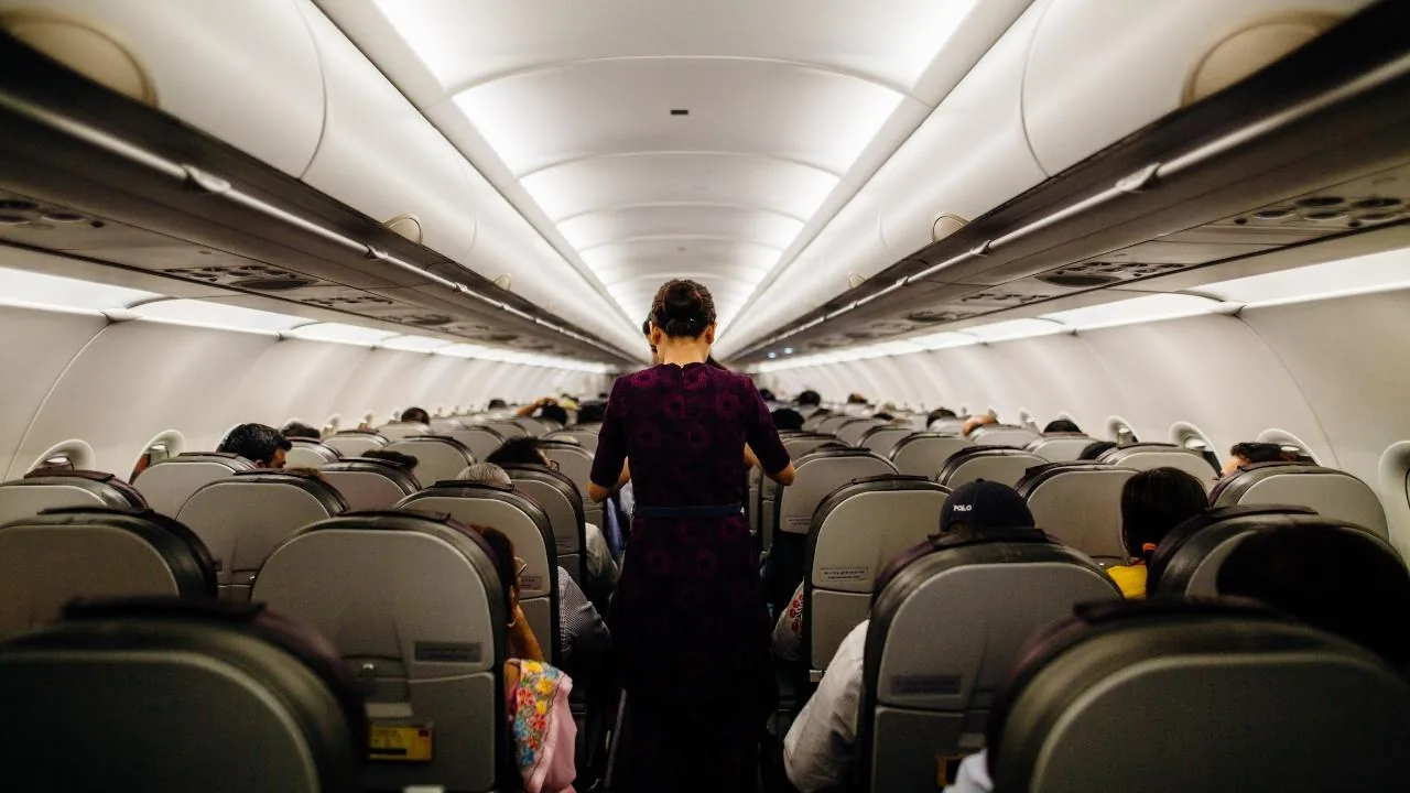 Sudden illness for 6 flight attendants on the Rome-Philadelphia flight: emergency landing