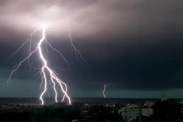 Weather in Tuscany, new alert for very strong thunderstorms: the risk area narrows – The list of Municipalities