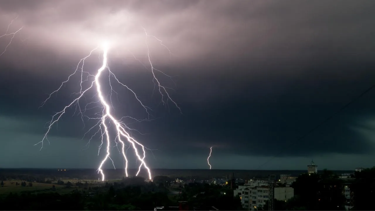 Weather in Tuscany, new alert for very strong thunderstorms: the risk area narrows – The list of Municipalities
