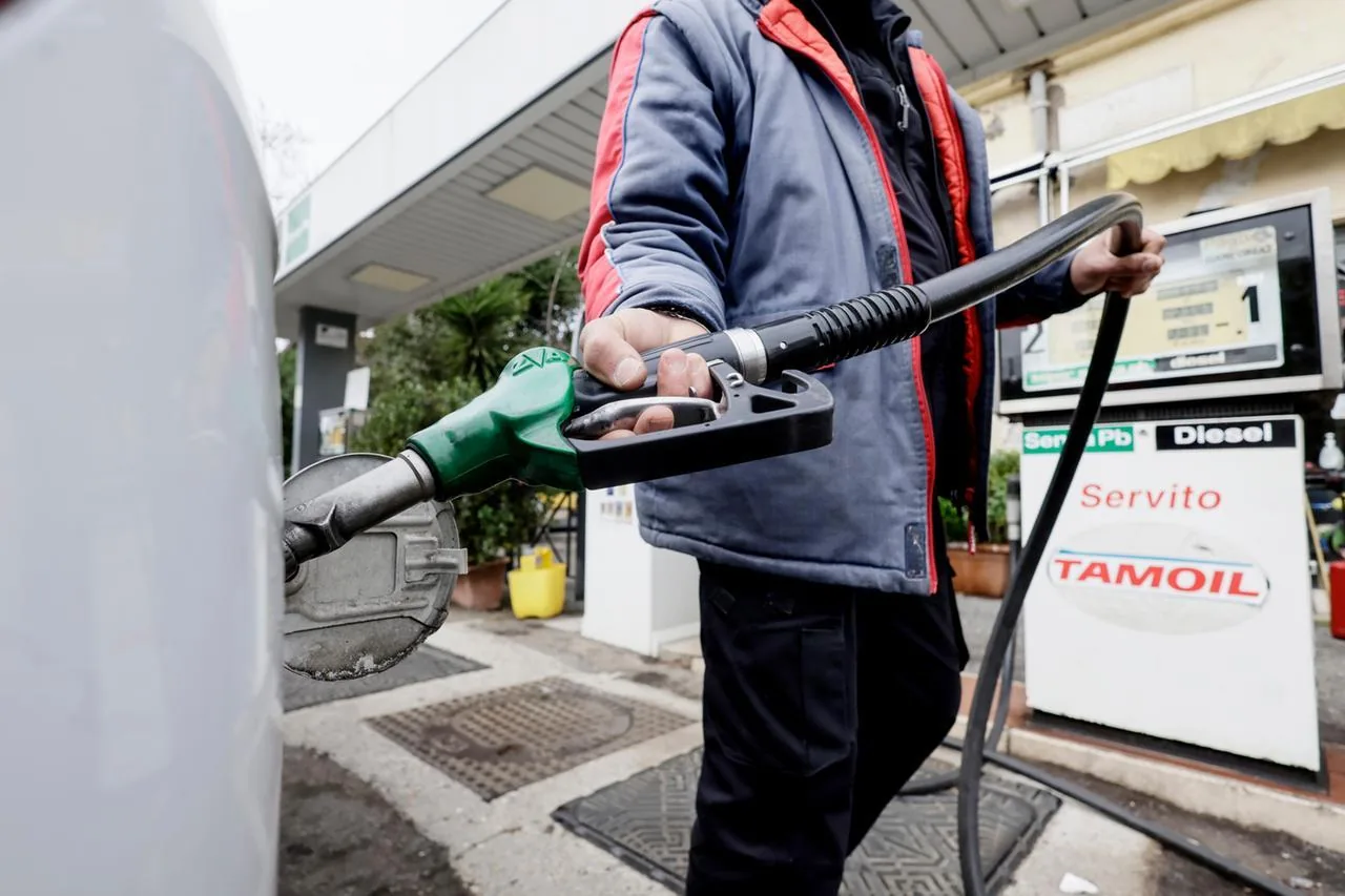 Fuels, prices skyrocket on the highway: diesel and gasoline exceed 2.60 euros