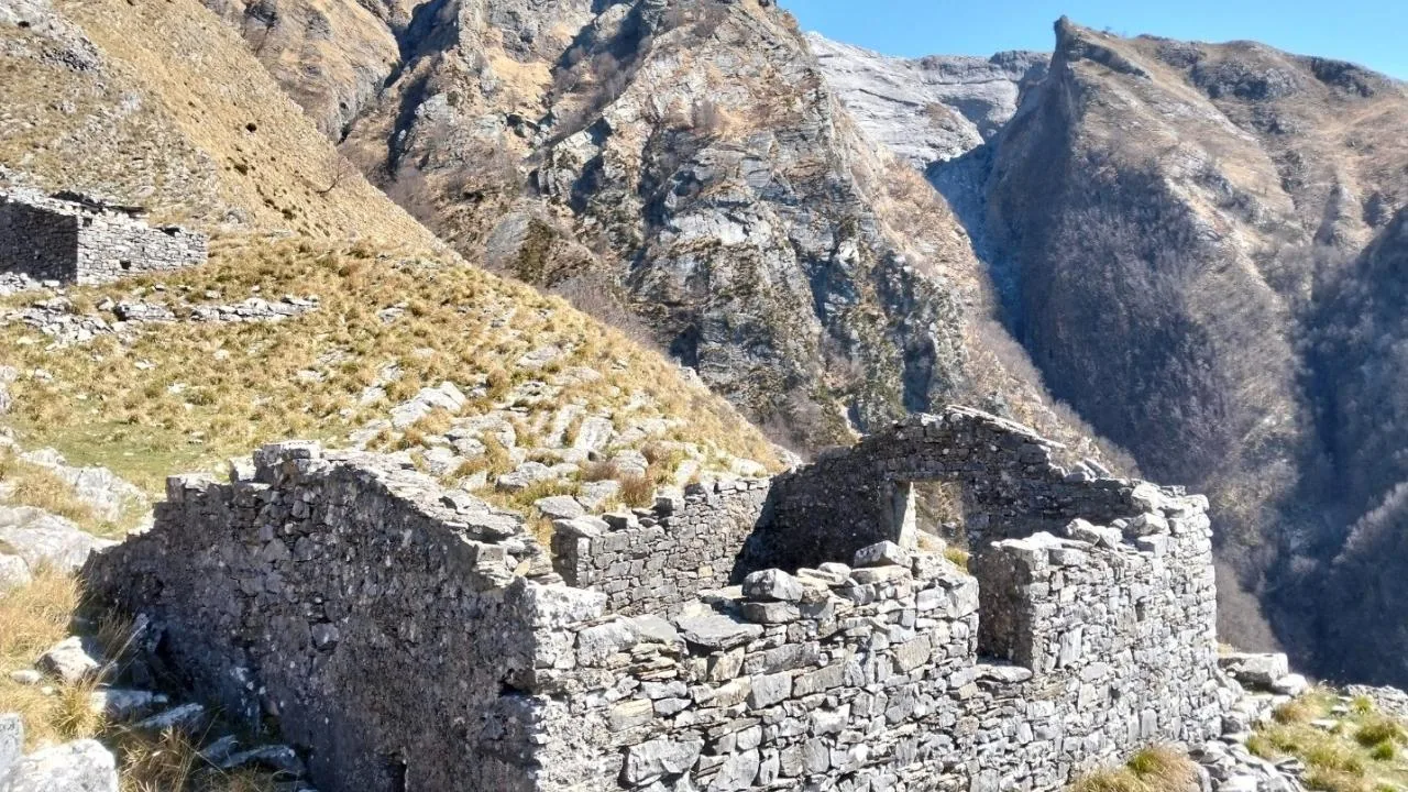 "Help", then silence: hiker lost in the mountains in Tuscany spends the night in the abandoned village – Found by helicopter