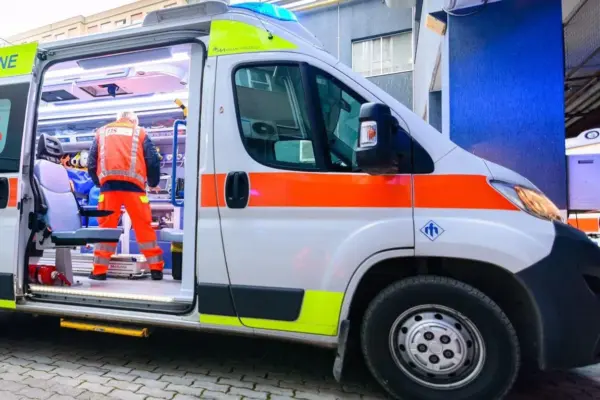 Car overturns on SP 327: 33-year-old in critical condition in hospital