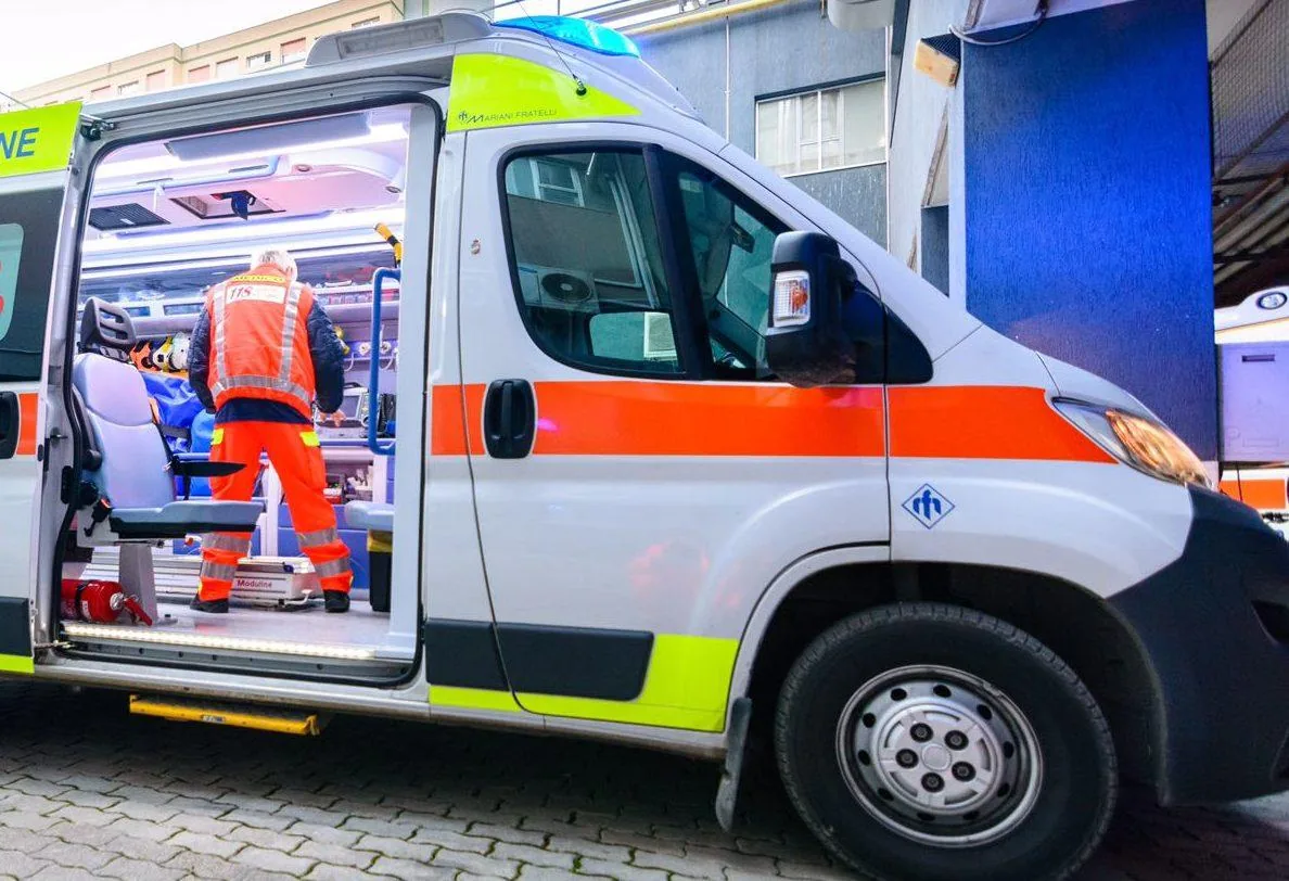 Car overturns on SP 327: 33-year-old in critical condition in hospital