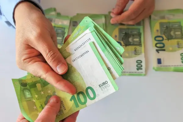 In Tuscany the scandal of residence permits: cultural mediator accused of pocketing money from irregular immigrants