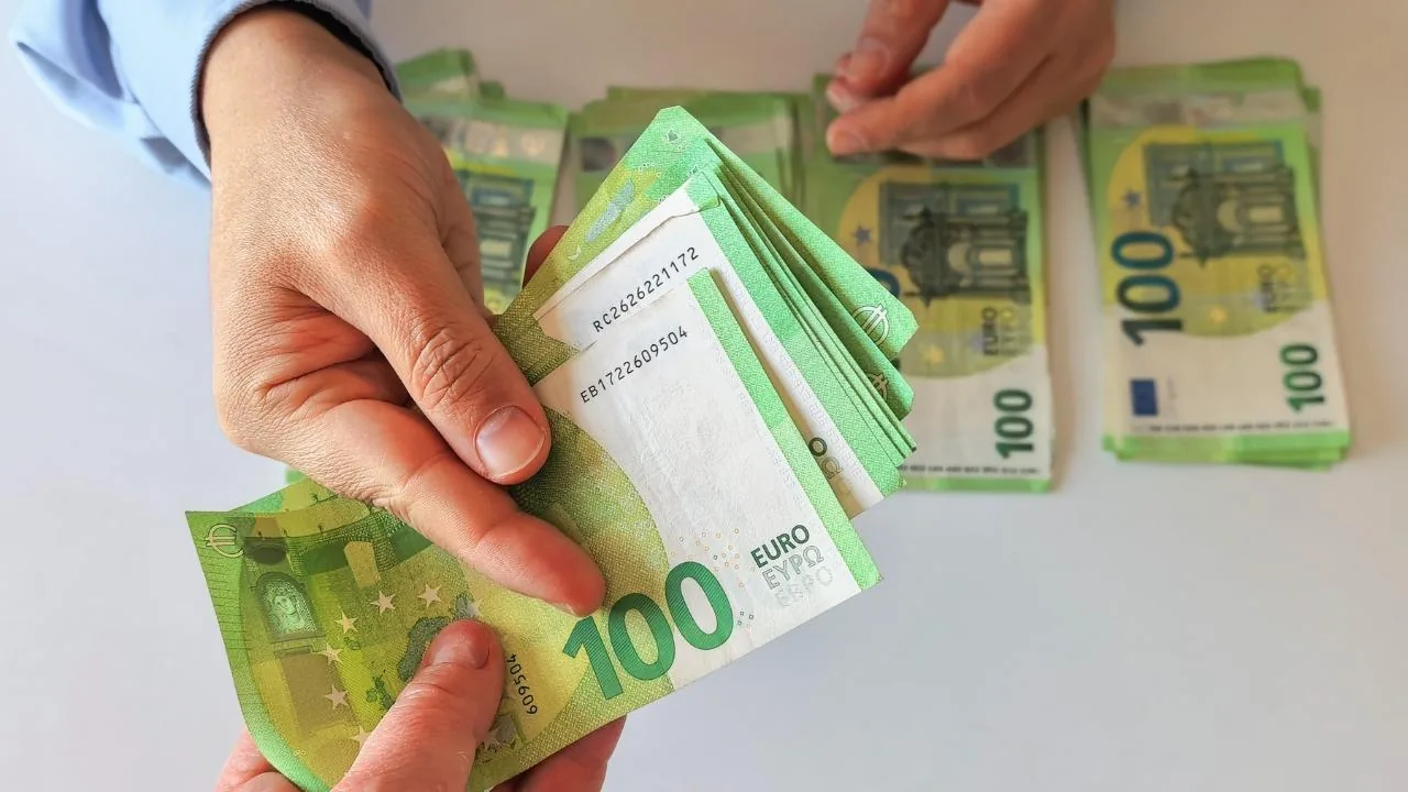 In Tuscany the scandal of residence permits: cultural mediator accused of pocketing money from irregular immigrants