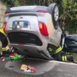 Arezzo, the car overturns and remains trapped inside the cabin: it is serious