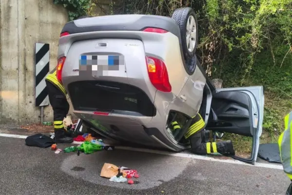 Arezzo, the car overturns and remains trapped inside the cabin: it is serious