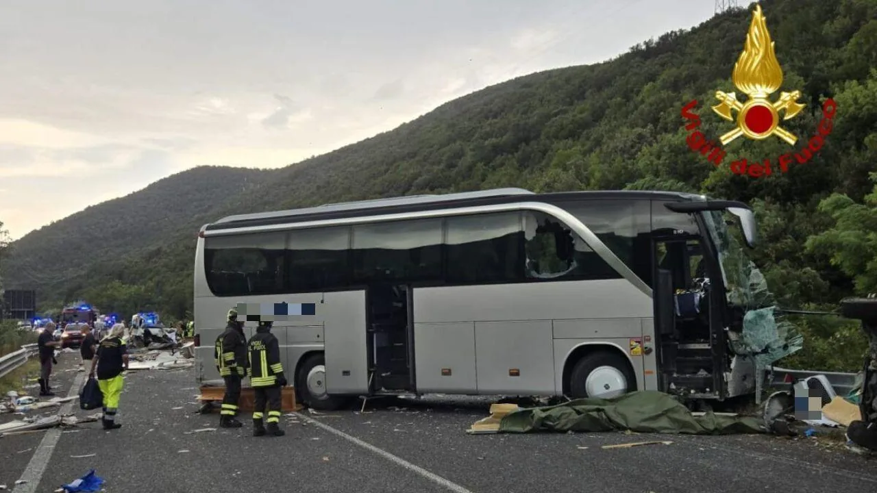 Crash on the highway between Rieti and Terni: buses, camper vans, and cars involved. There are 6 dead and dozens injured