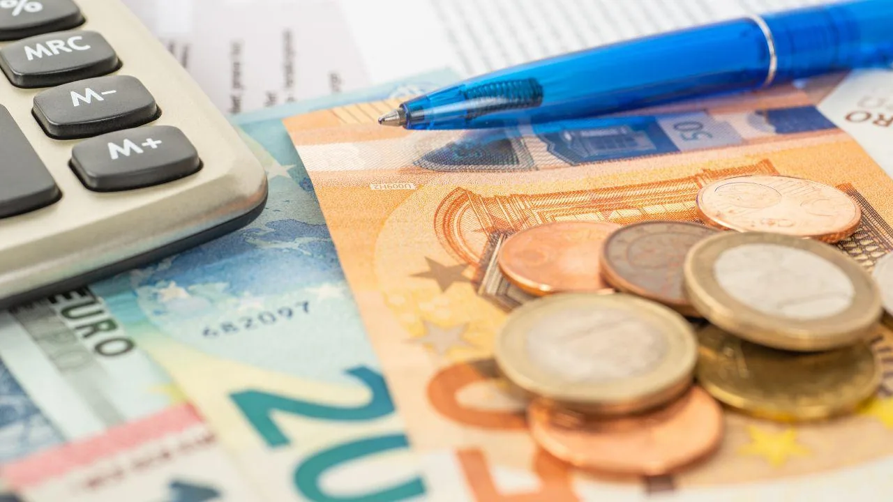 Electricity bills, from September discount up to 60 euros: who is entitled and how to get it