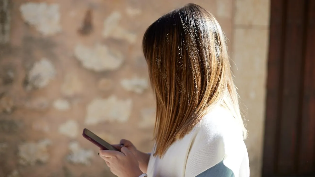 Waits for his ex outside the supermarket, she is saved by a phone call: the case in Tuscany – He was under a restraining order